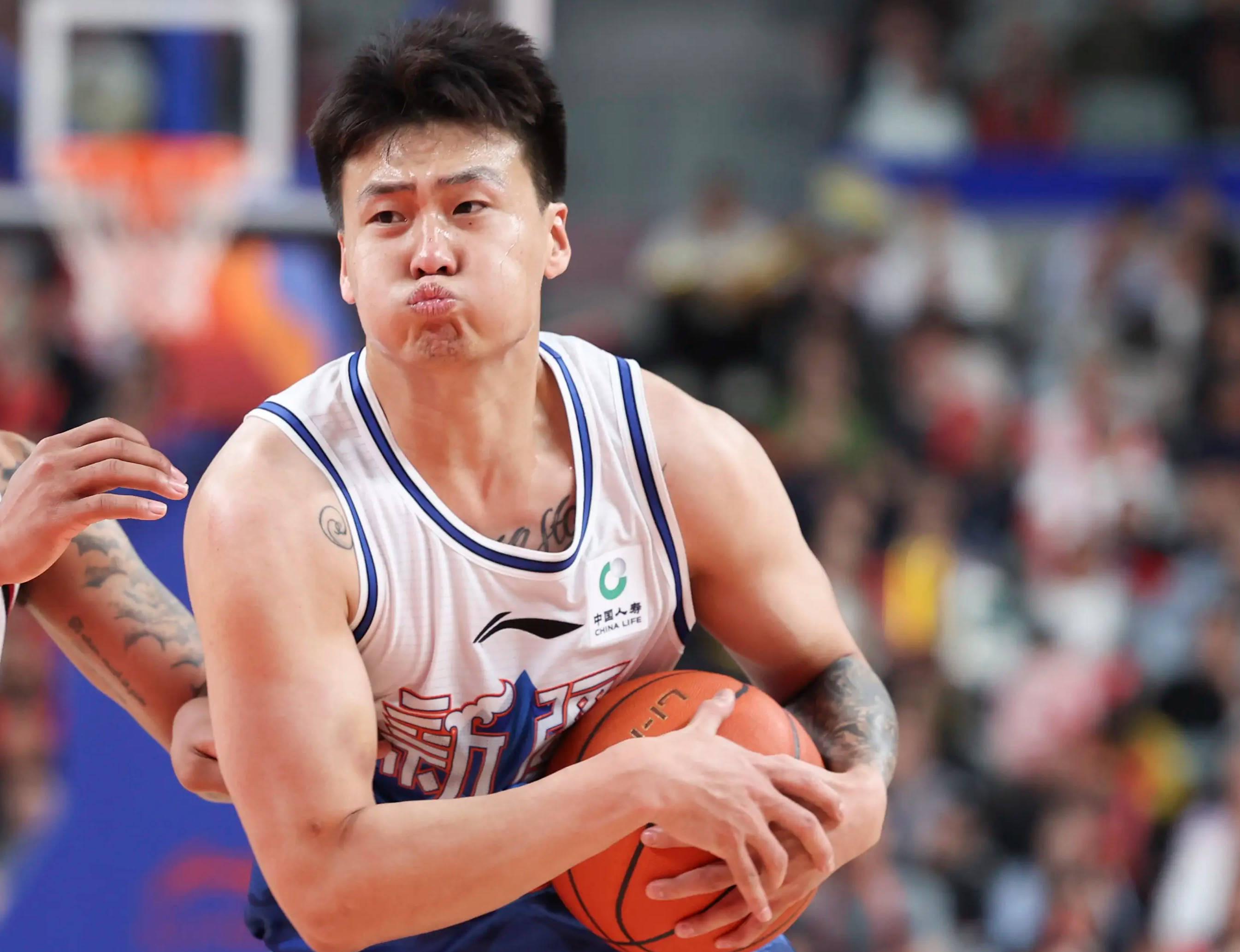 广东男篮连累赵睿!焦泊乔找杜锋报到,朱芳雨签强援,恭喜崔永熙